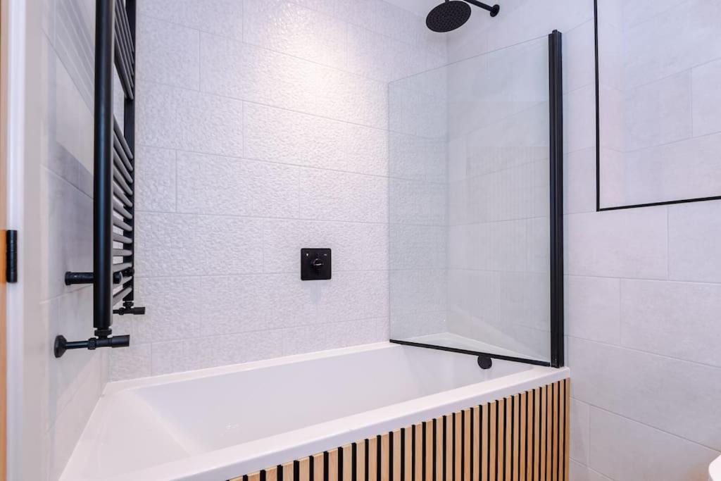 Elegant 2b Retreat Centre With Secure Parking Apartment Chester